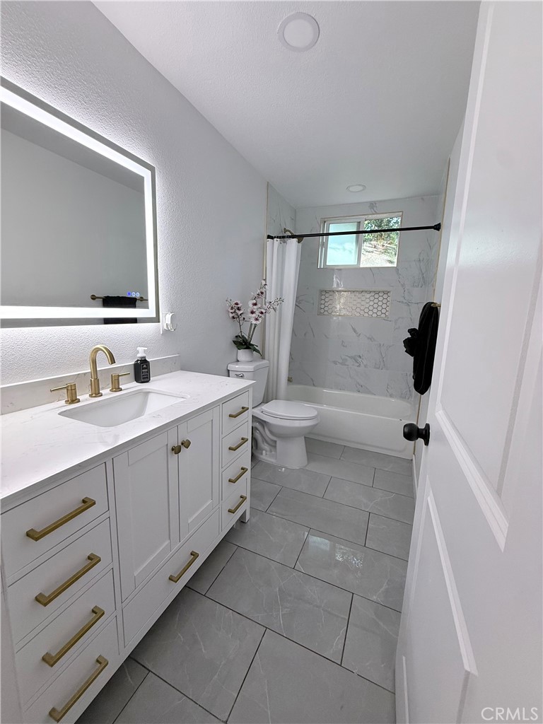 1724 S Monterey Property Photo 6