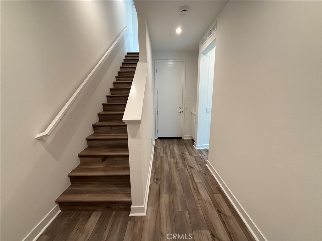693 S Lyon Street Property Photo 3