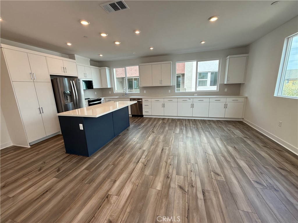 693 S Lyon Street Property Photo 6