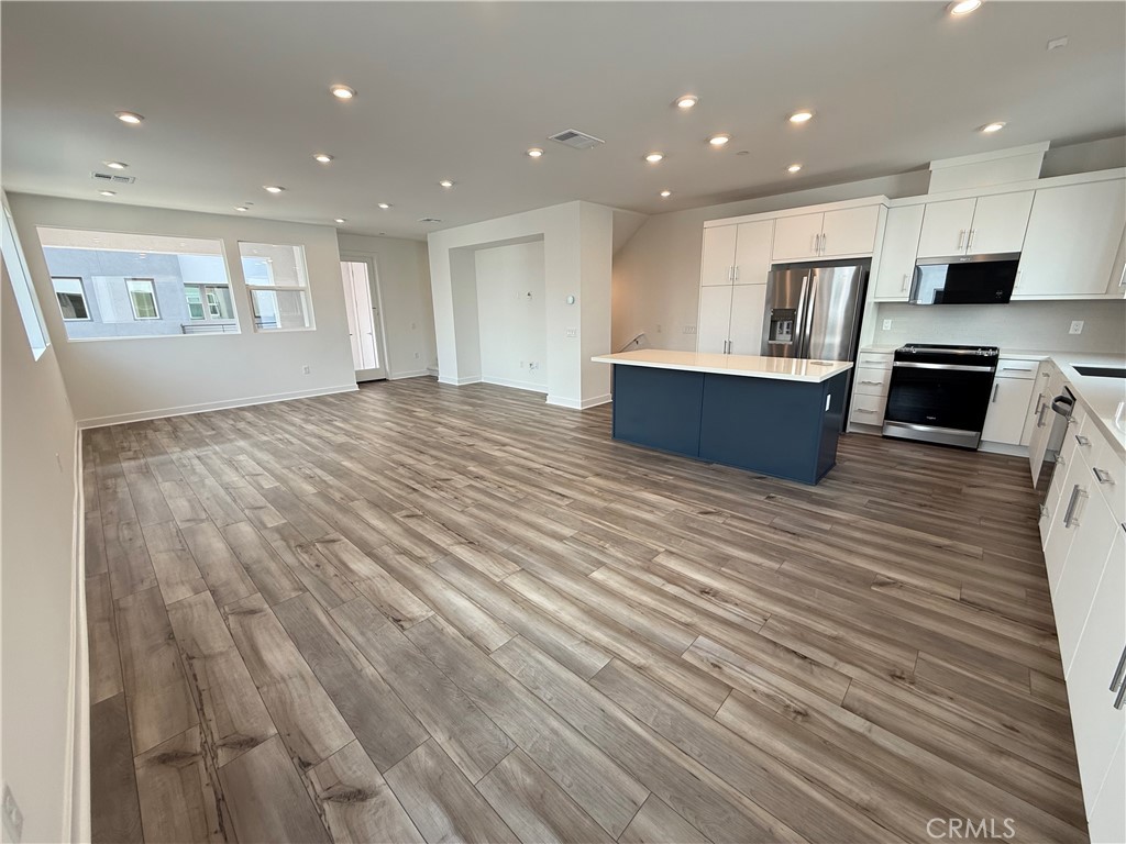 693 S Lyon Street Property Photo 8