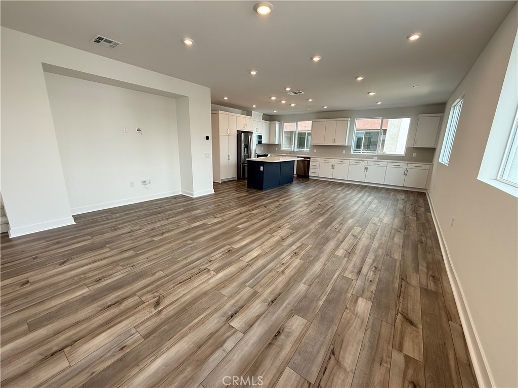 693 S Lyon Street Property Photo 9