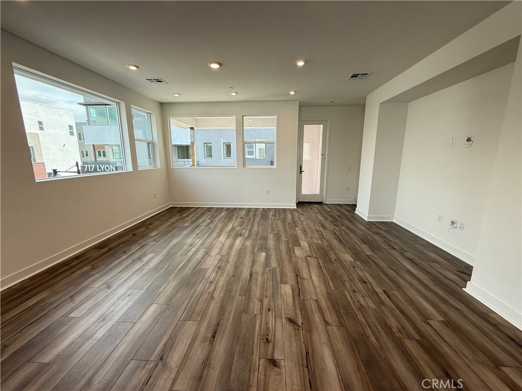 693 S Lyon Street Property Photo 10