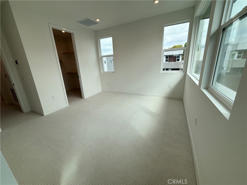 693 S Lyon Street Property Photo 15
