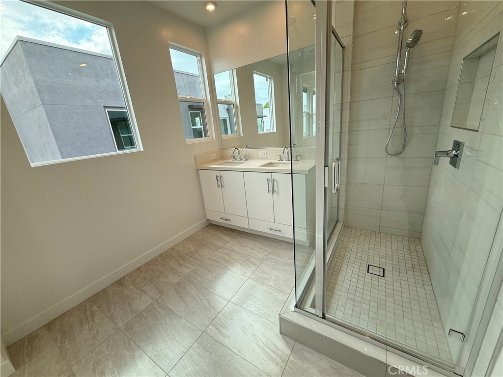 693 S Lyon Street Property Photo 18