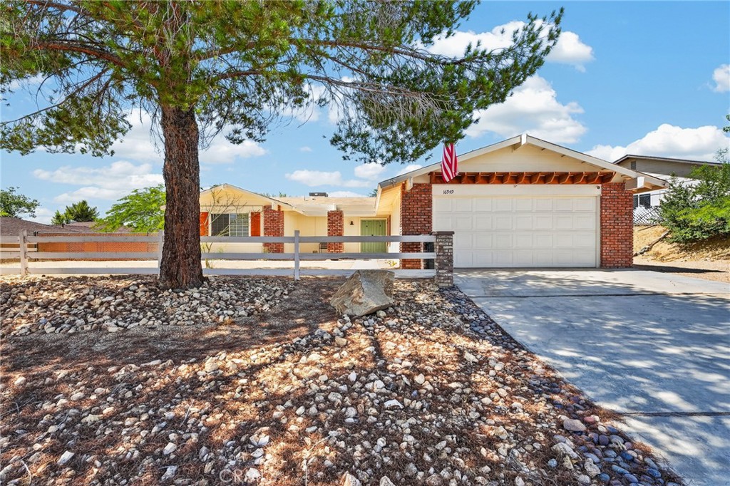 16949 Lorene Drive Property Photo 2