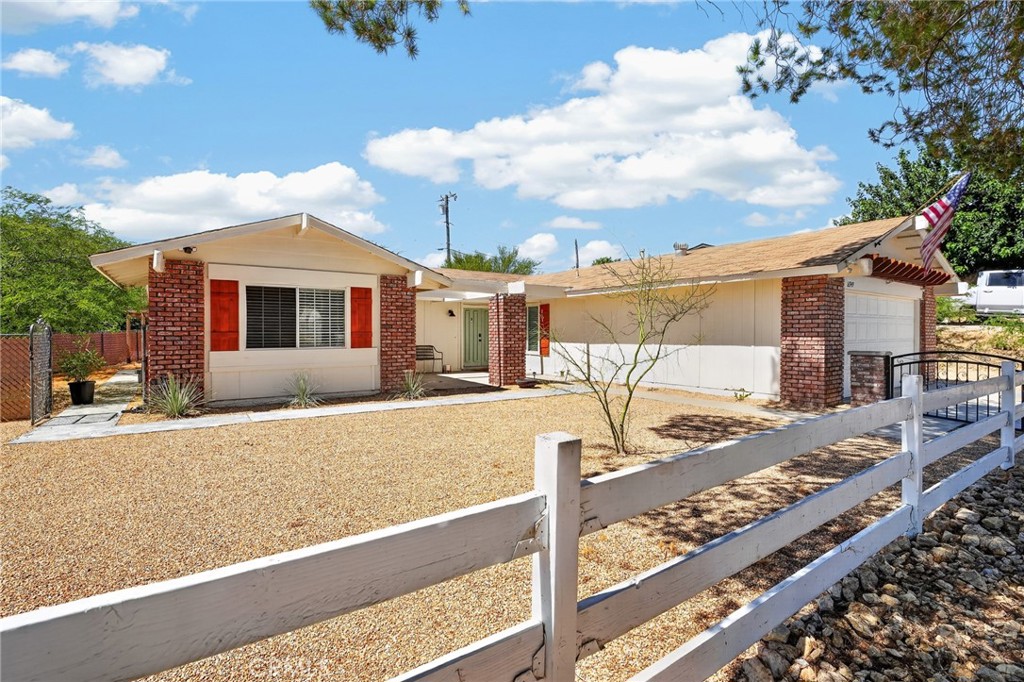 16949 Lorene Drive Property Photo 4