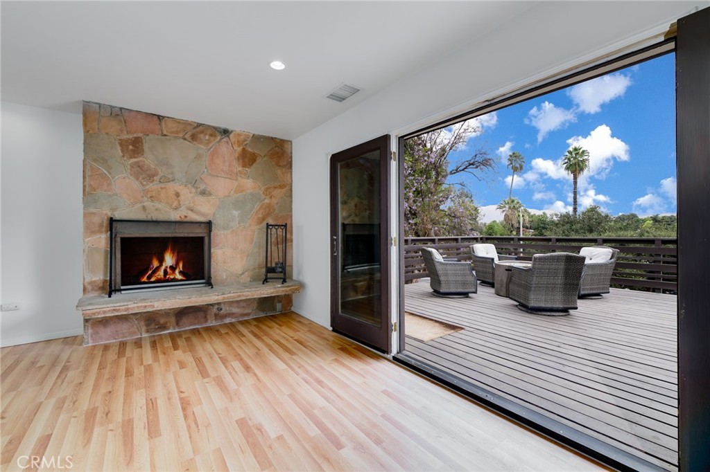 2128 Oak Crest Property Photo 4