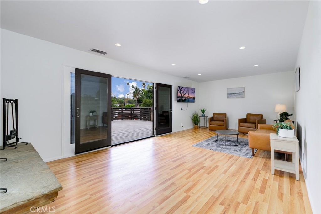 2128 Oak Crest Property Photo 6