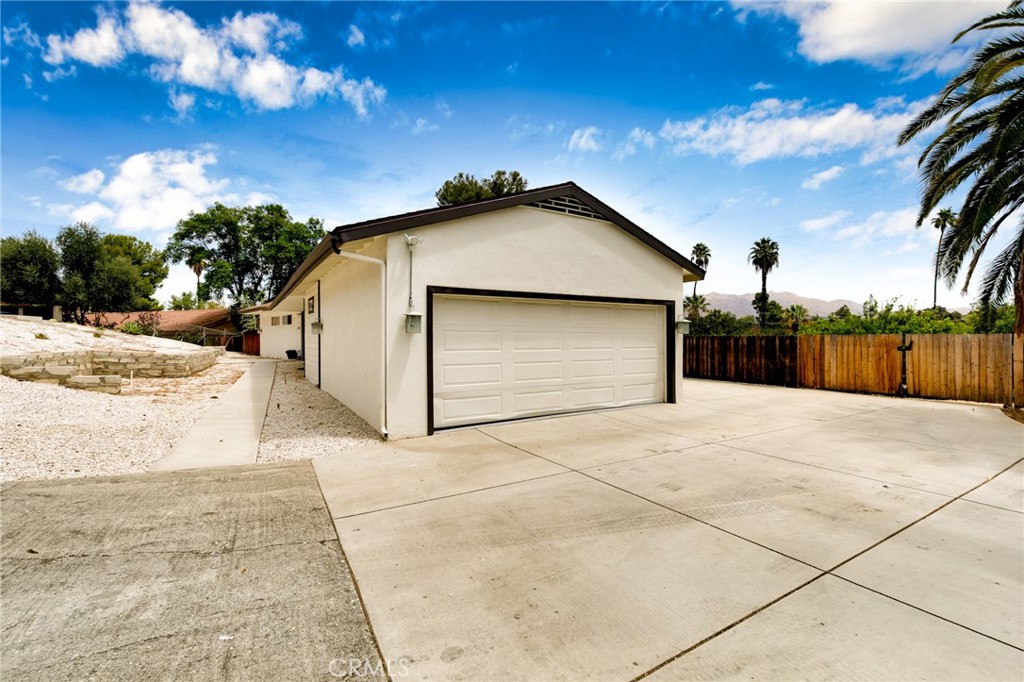 2128 Oak Crest Property Photo 33