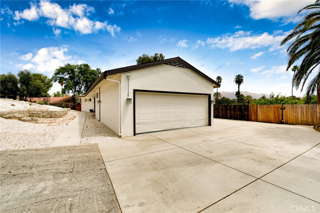 2128 Oak Crest Property Photo 33