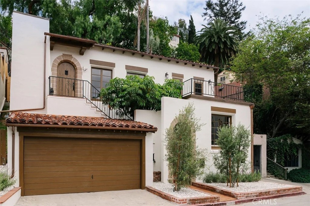 2050 N Las Palmas Avenue Property Photo 1