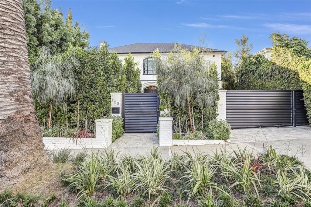 725 N Doheny Property Photo 1