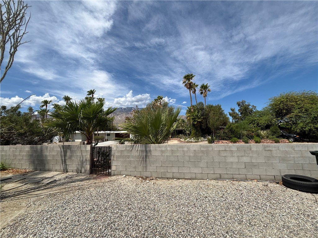 2300 N Cerritos Road Property Photo 4