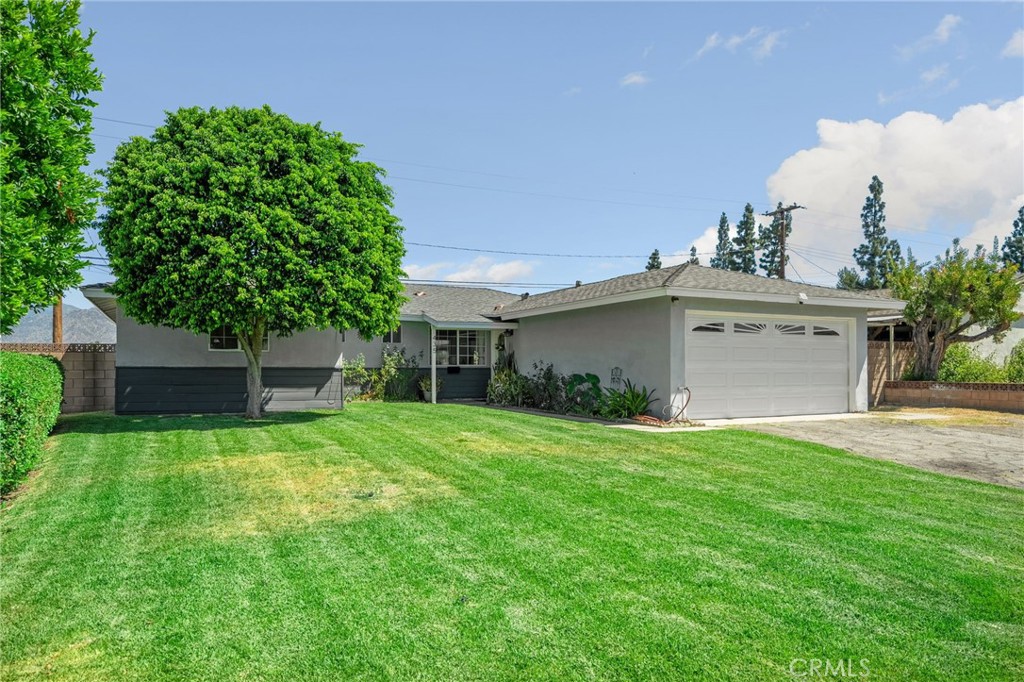 435 E Nubia Property Photo 1