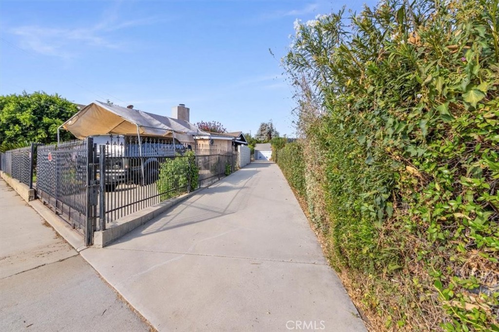 2213 Kelburn Ave Property Photo 1