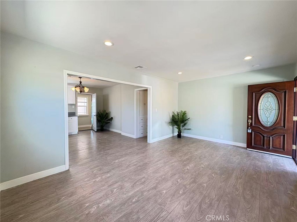 5452 Loma Ave A Property Photo 3