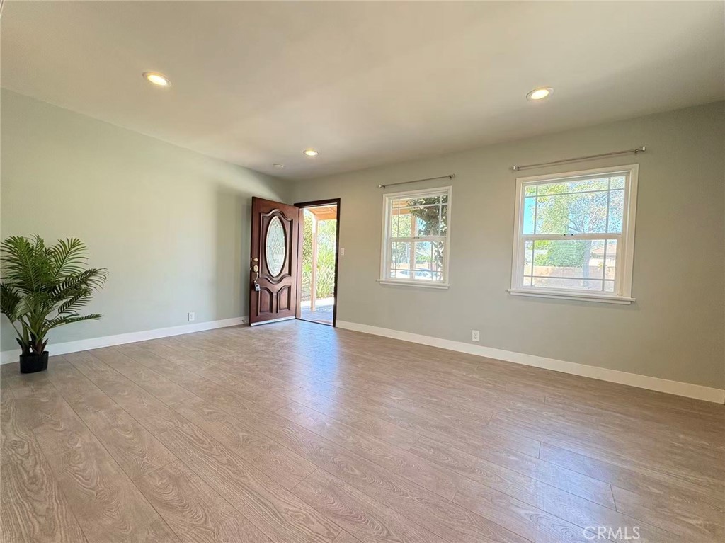 5452 Loma Ave A Property Photo 15