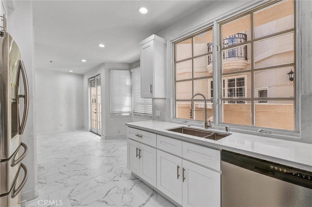 309 N Almont Drive Property Photo 10