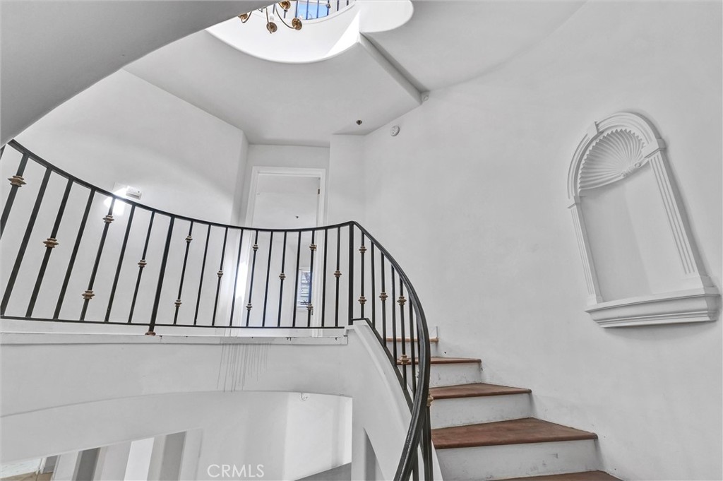 309 N Almont Drive Property Photo 17