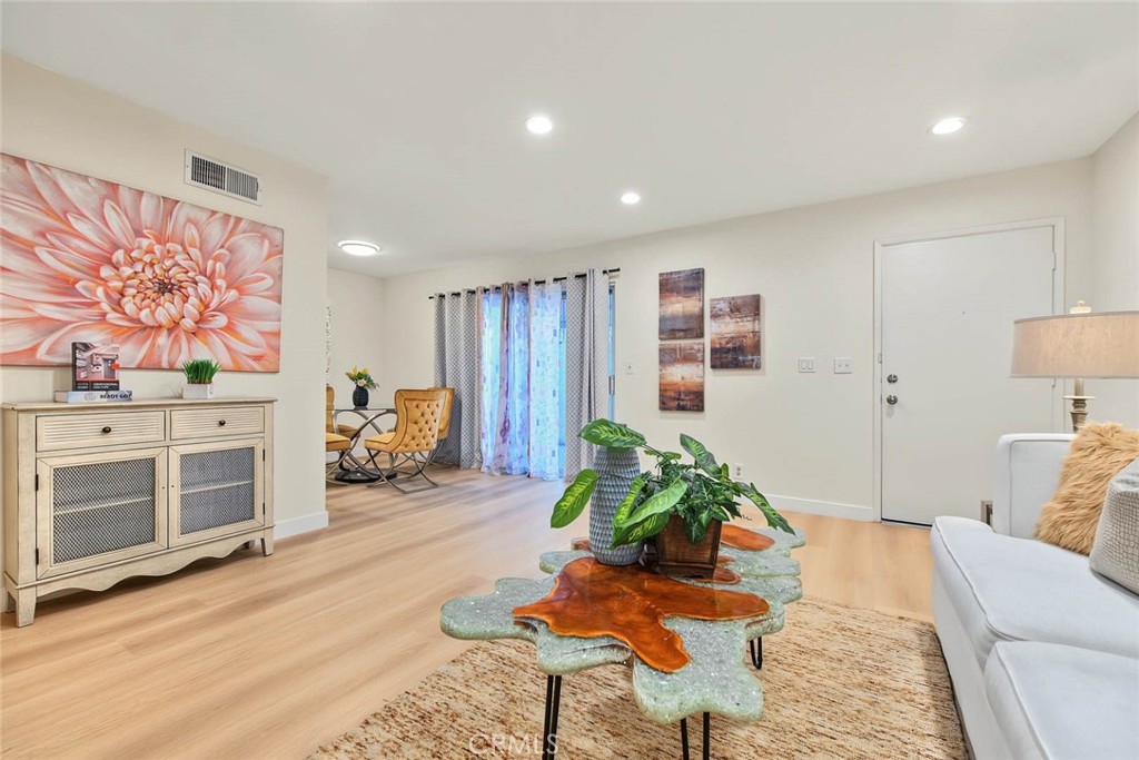 1476 Forest Glen 12 Property Photo 2