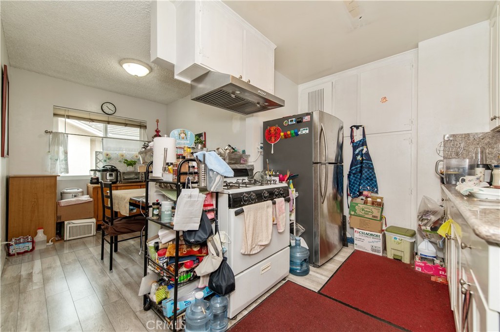 1122 W Huntington Drive 9 Property Photo 6