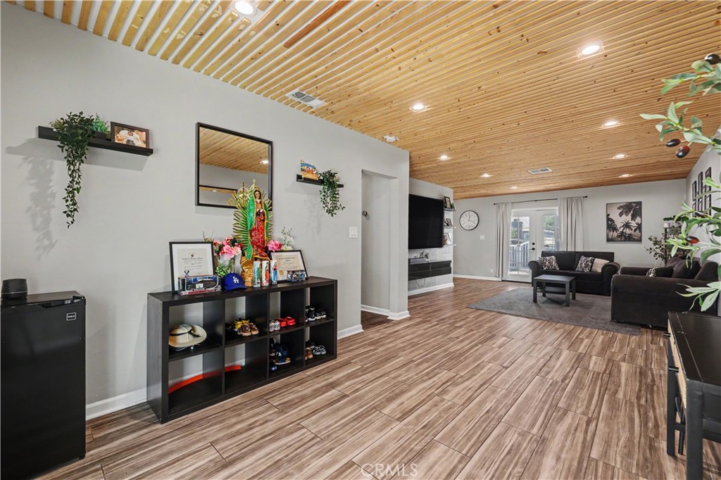 1136 Hancock Property Photo 6
