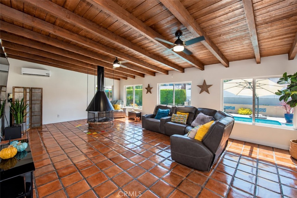 556 N Billow Property Photo 4