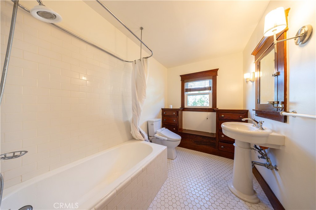 135 N San Marino Avenue Property Photo 9