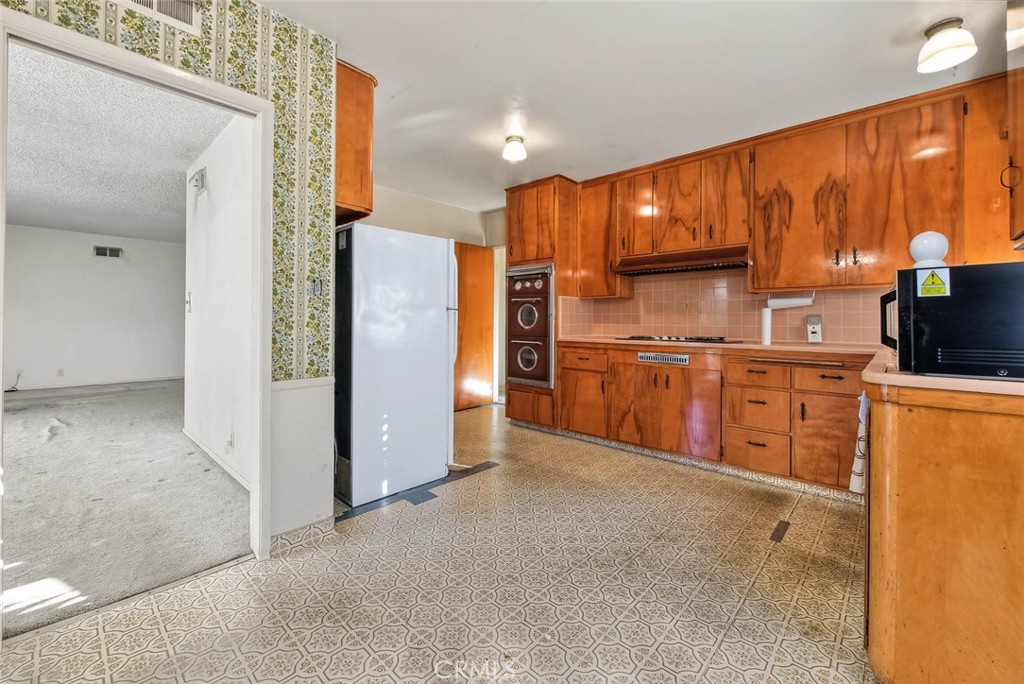 2441 Foxdale Property Photo 11