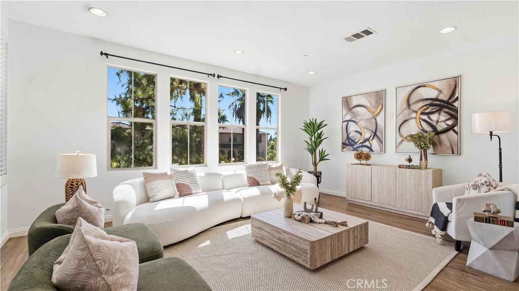 827 The Promenade F Property Photo 3
