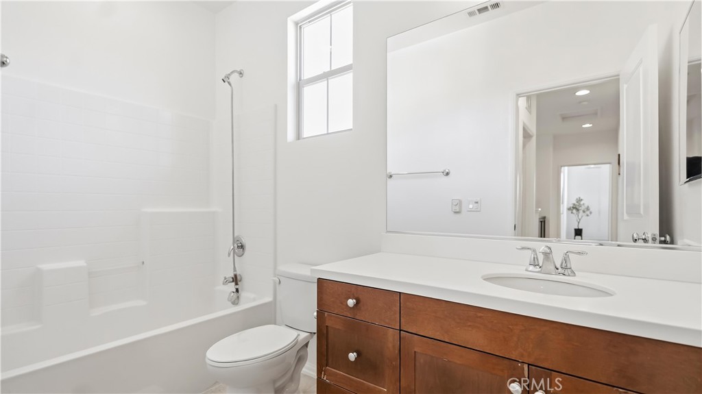 827 The Promenade F Property Photo 26