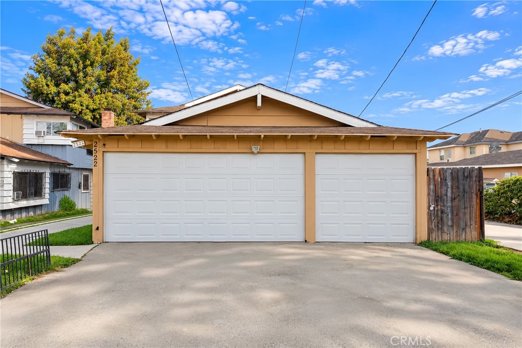 2522 Strathmore Property Photo 4