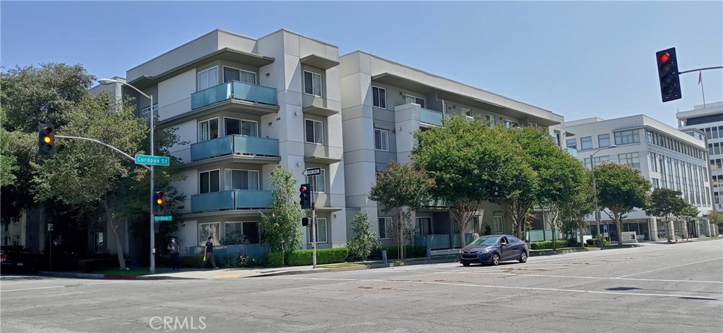 160 S Hudson Property Photo 1