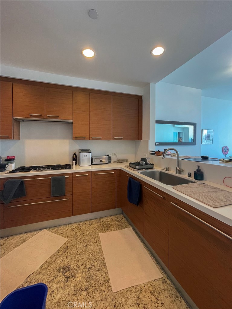 900 W Olympic Property Photo 11