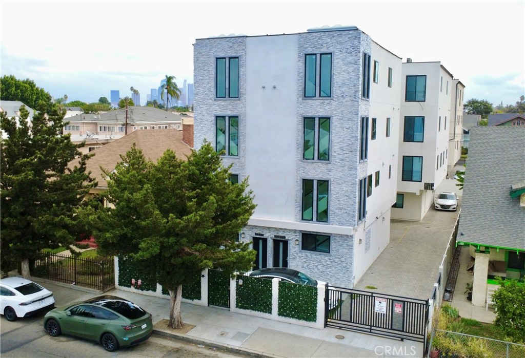 3020 S Normandie Avenue Property Photo 3