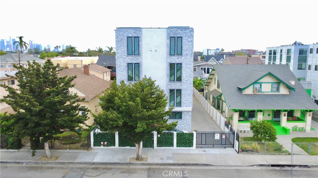 3020 S Normandie Avenue Property Photo 4