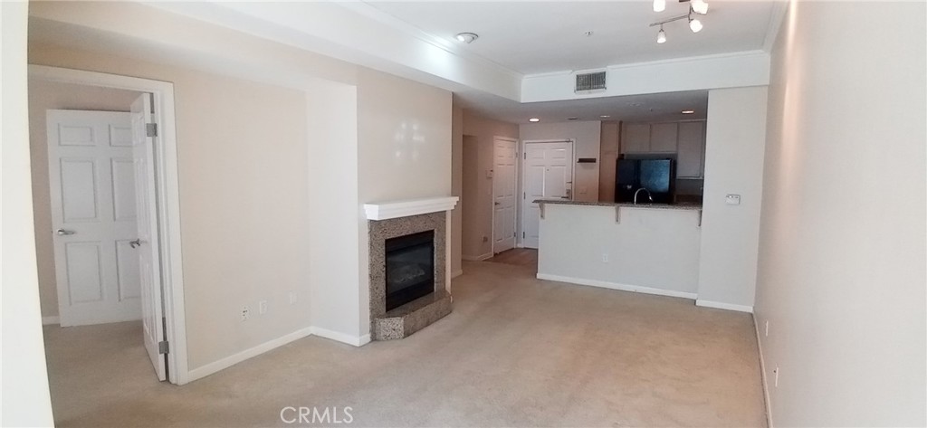 160 S Hudson Property Photo 4