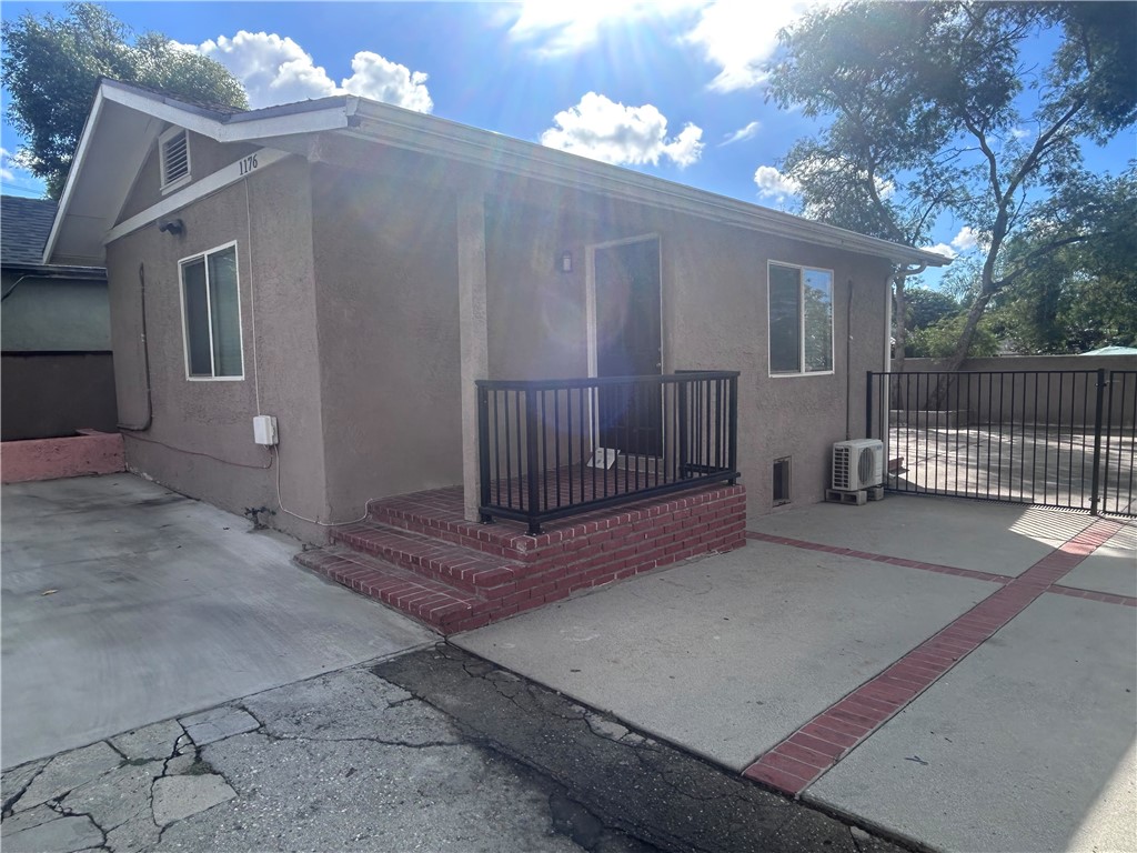 1176 E Villa St Property Photo 2