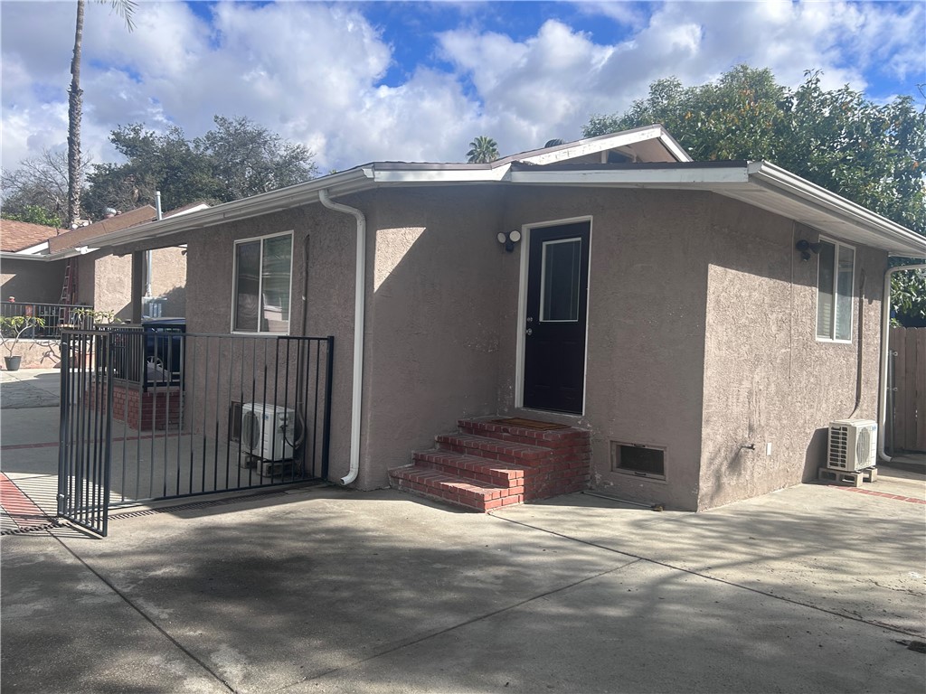 1176 E Villa St Property Photo 3