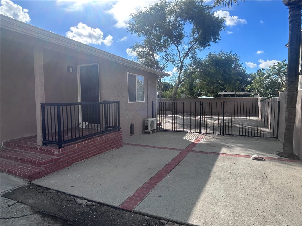 1176 E Villa St Property Photo 4