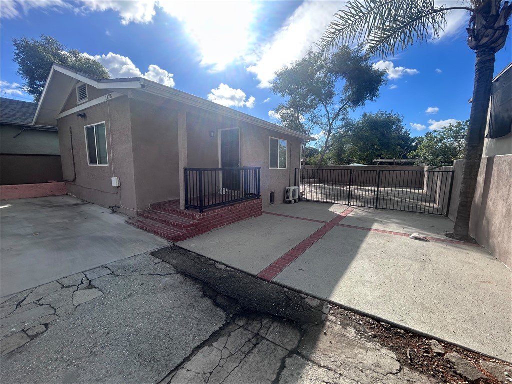 1176 E Villa St Property Photo 5