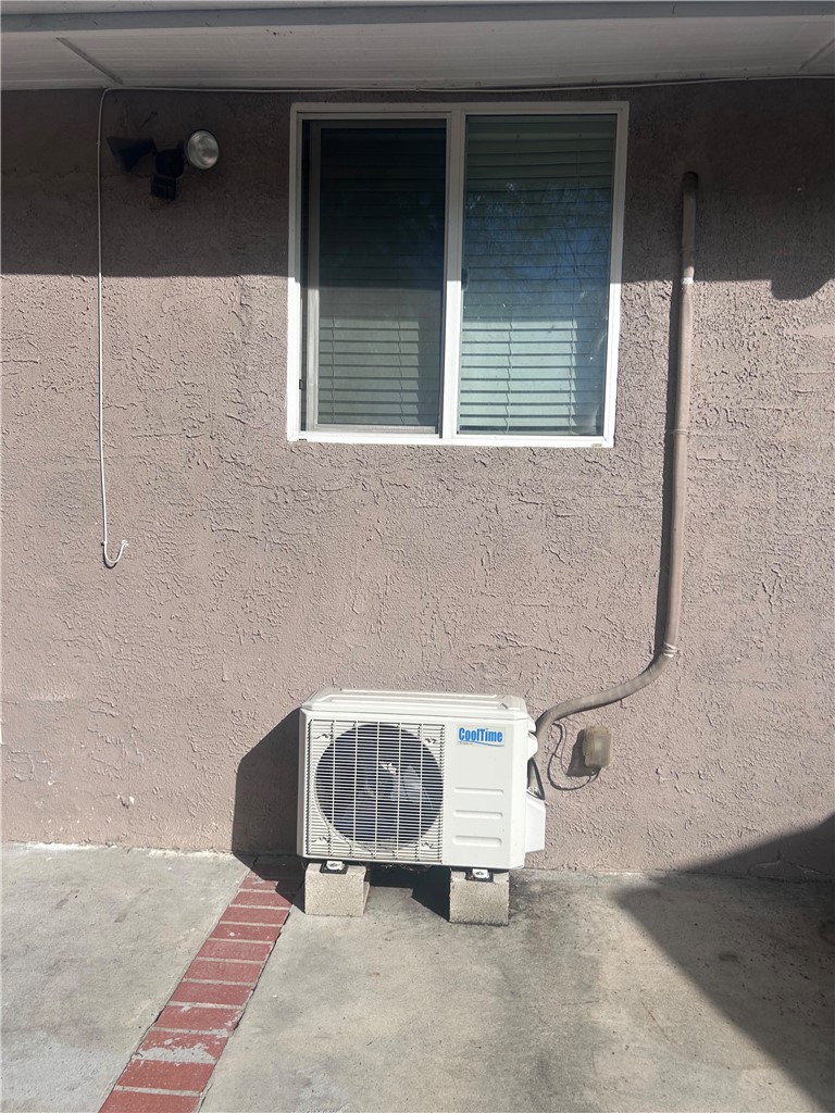 1176 E Villa St Property Photo 8