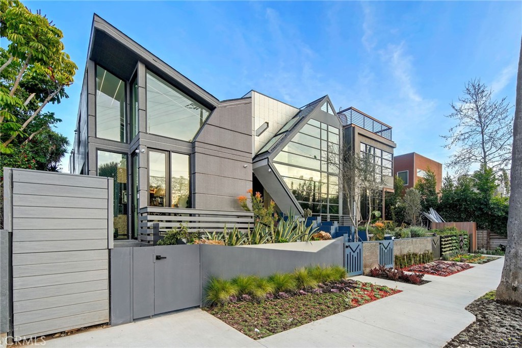 840 California Avenue Property Photo 1