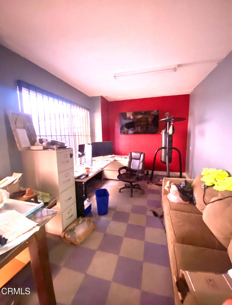 1507 S Oxnard Boulevard Property Photo 4