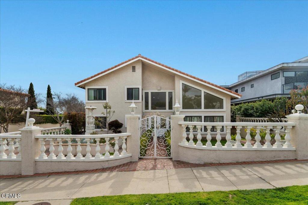 2222 Pier Avenue Property Photo 1