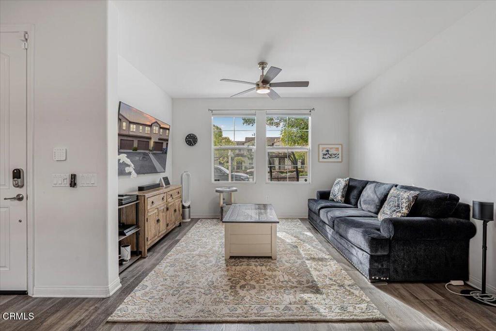 3027 N Oxnard Boulevard Property Photo 4