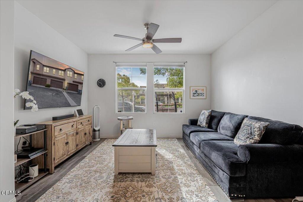 3027 N Oxnard Boulevard Property Photo 5