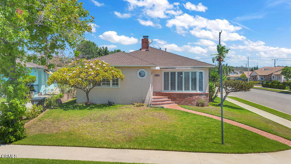 330 E Oakmont Drive Property Photo 3