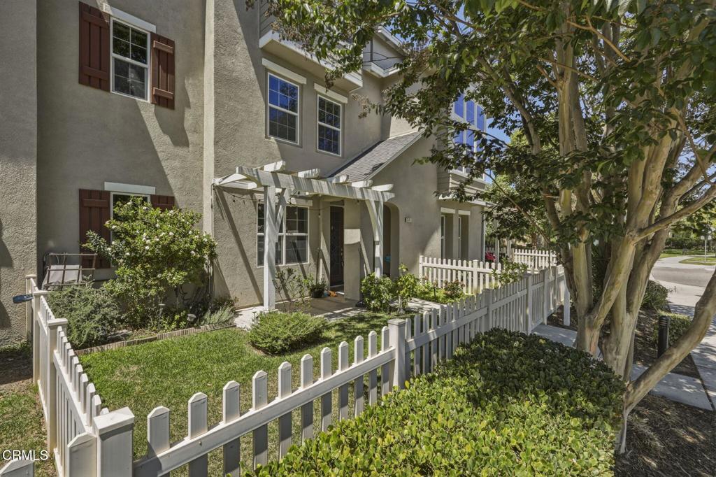 3141 N Oxnard Boulevard Property Photo 2