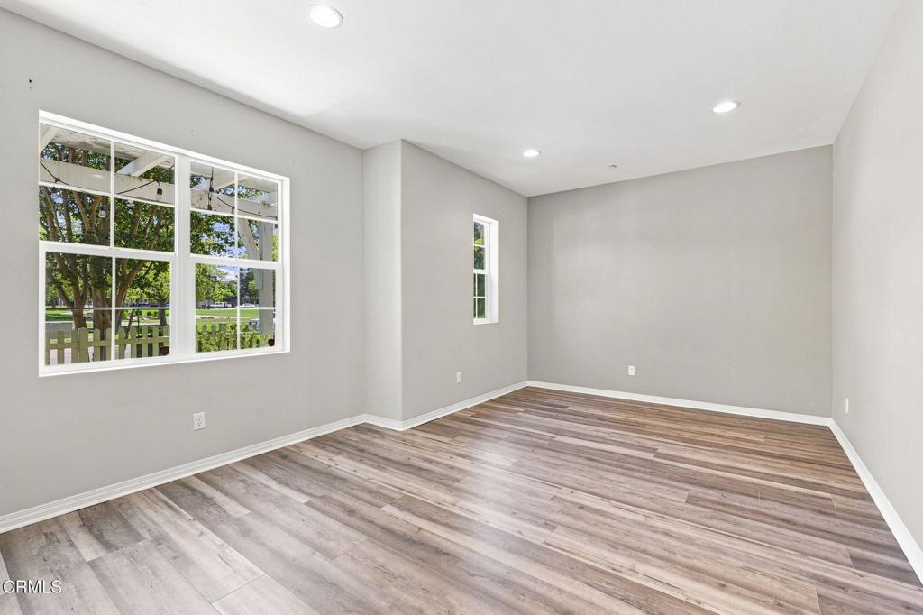 3141 N Oxnard Boulevard Property Photo 6